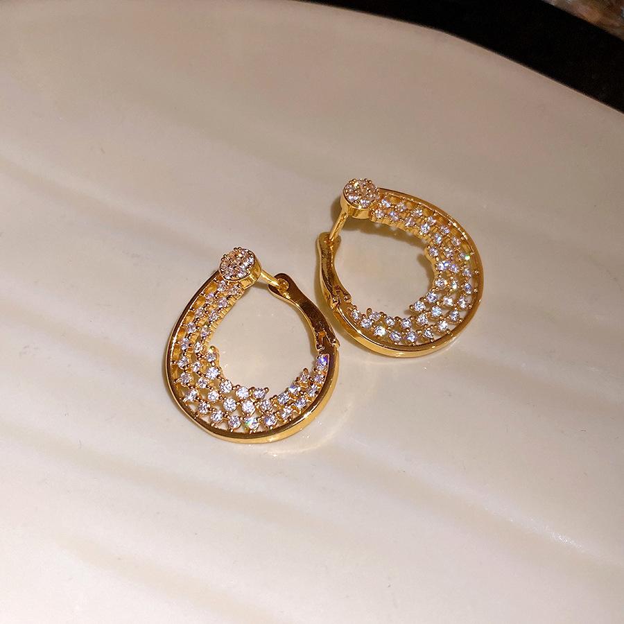 Real gold electroplated zircon flower ear buckle European and American retro fashion temperament earrings light luxury high-end earrings women
Real gold electroplated zircon flower ear buckle European and American retro fashion temperament earrings light luxury high-end earrings women
