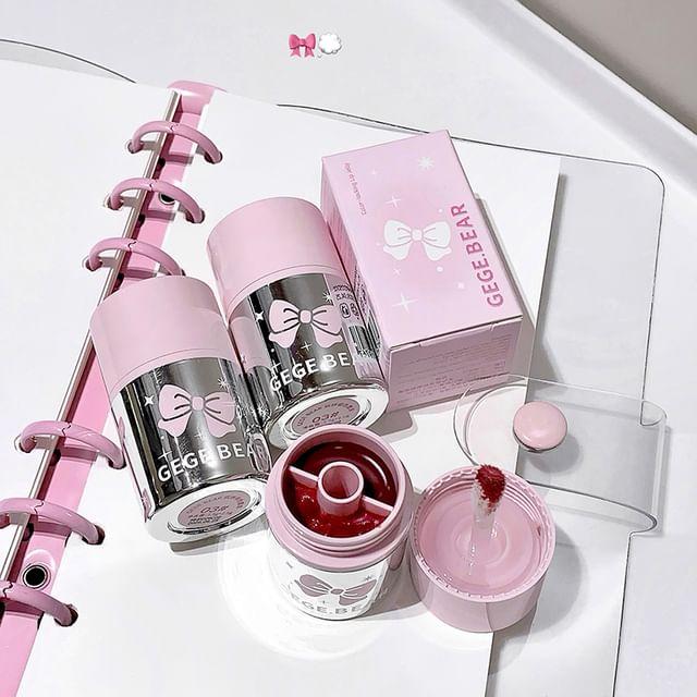 Gege Bear - Dual Color-Locking Lip Jelly - 4 Colors #04 Lychee Iced Tea - 2.5g + 2.5g
Gege Bear - Dual Color-Locking Lip Jelly - 4 Colors #04 Lychee Iced Tea - 2.5g + 2.5g