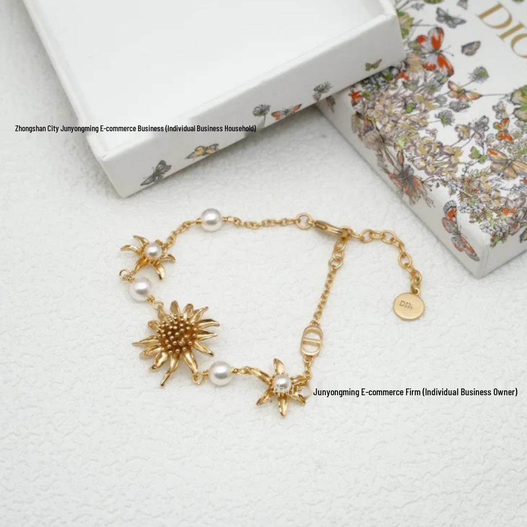Sunflower Patchwork Pearl Bracelet & Earrings Set with Letter CD Design.
Sunflower Patchwork Pearl Bracelet & Earrings Set with Letter CD Design.
