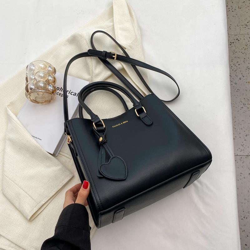 Роскошная дизайнерская красная сумка через плечо, женские свадебные сумки, новая модная сумка через плечо с кисточками, большая вместимость, сумки для невесты
Роскошная дизайнерская красная сумка через плечо, женские свадебные сумки, новая модная сумка через плечо с кисточками, большая вместимость, сумки для невесты