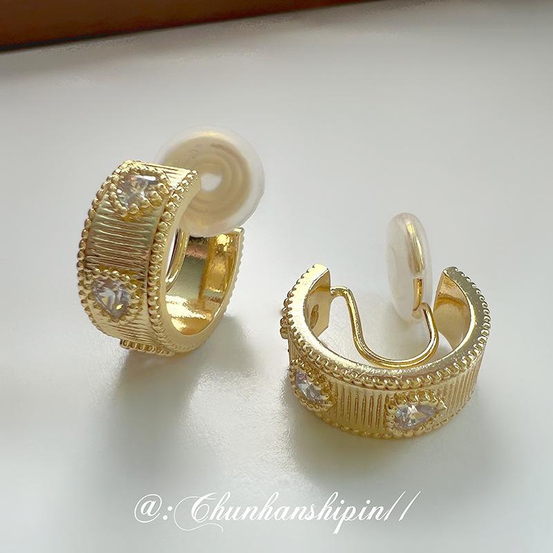 Mosquito coil disc earclips, retro love zircon metal earrings, C rings, light luxury and versatile, high-end sense, exquisite and simple earrings.
Mosquito coil disc earclips, retro love zircon metal earrings, C rings, light luxury and versatile, high-end sense, exquisite and simple earrings.