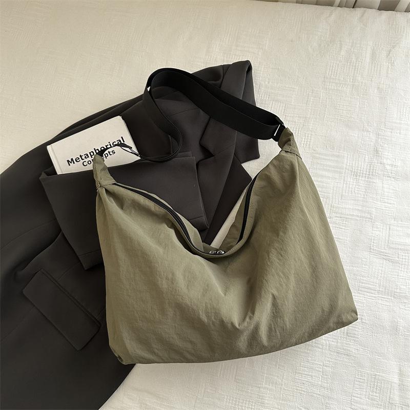 Повседневная большая сумка женская 2025 новая модная тканевая сумка корейская версия легкая сумка через плечо большая вместимость сумка-тоут сумка-пельмень зелёный