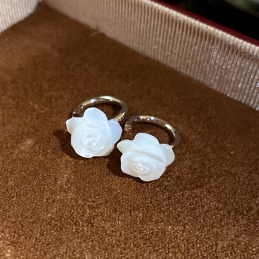 K real gold electroplated fritillary flower ear hook retro sweet small fresh temperament earrings light luxury high-end earrings
K real gold electroplated fritillary flower ear hook retro sweet small fresh temperament earrings light luxury high-end earrings