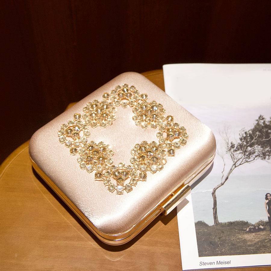 flower small square box bag, clutch bag, temperament full of diamonds, high-end messenger bag.
flower small square box bag, clutch bag, temperament full of diamonds, high-end messenger bag.
