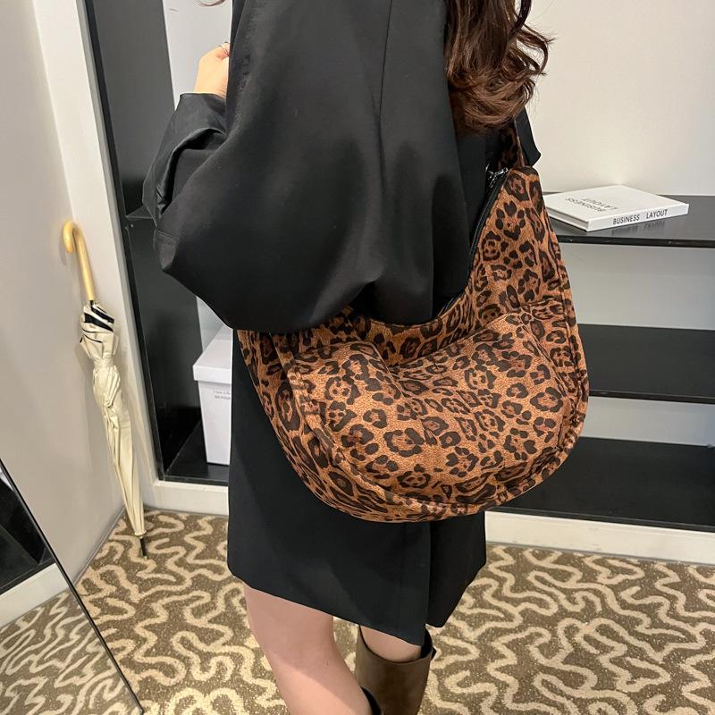 Casual Personality Texture Versatile Suede Premium Sense Niche Suede Large Capacity Versatile Underarm Oblique Cross Women 28*12*22 коричневый
Casual Personality Texture Versatile Suede Premium Sense Niche Suede Large Capacity Versatile Underarm Oblique Cross Women 28*12*22 коричневый