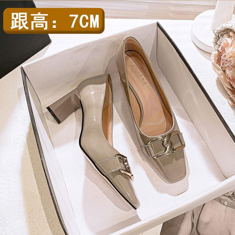 Женские туфли на высоком толстом каблуке, не утомляющие ноги, 2025 новая весенне-осенняя женская обувь из лакированной кожи, французский квадратный носок, с мелким вырезом, одинарные 40
Женские туфли на высоком толстом каблуке, не утомляющие ноги, 2025 новая весенне-осенняя женская обувь из лакированной кожи, французский квадратный носок, с мелким вырезом, одинарные 40