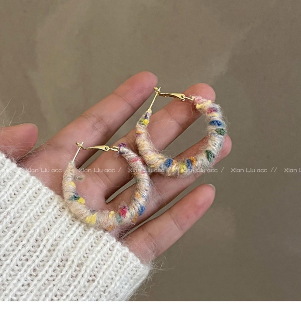 Fashion personality autumn and winter colored plush earrings women, new high-end sense unique sweet earrings earrings
Fashion personality autumn and winter colored plush earrings women, new high-end sense unique sweet earrings earrings