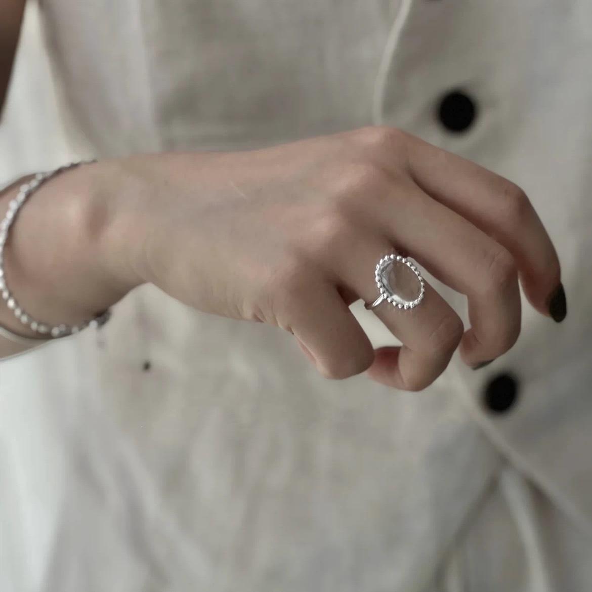 Elegant French Court-Style Oval Geometric Ring - Exquisite, Luxury Light Design for Women, Perfect as a Chic Open Finger or Index Finger Accessory. Adjustable Open Ring
Elegant French Court-Style Oval Geometric Ring - Exquisite, Luxury Light Design for Women, Perfect as a Chic Open Finger or Index Finger Accessory. Adjustable Open Ring