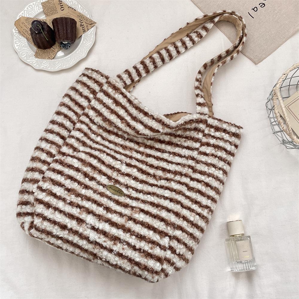 Simple Stripes Double Sided Back Faux Lamb Wool Women s Shoulder Bags Versatile Female Tote Bag Large Capacity Ladies Handbag коричневий
Simple Stripes Double Sided Back Faux Lamb Wool Women s Shoulder Bags Versatile Female Tote Bag Large Capacity Ladies Handbag коричневий