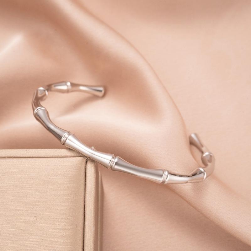 No fading fashion zircon full diamond titanium steel bracelet women s niche high-end light luxury bracelet temperament high-end jewelry
No fading fashion zircon full diamond titanium steel bracelet women s niche high-end light luxury bracelet temperament high-end jewelry