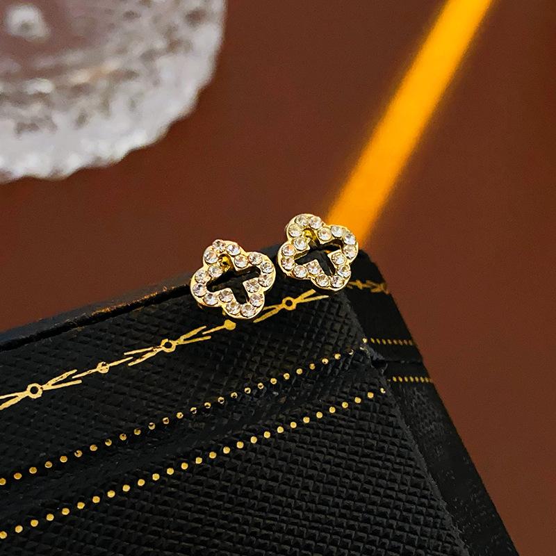 Серьги с четырьмя лепестками цветов, женские иглы из настоящего золота с гальваническим покрытием, серебряные иглы, нишевые, универсальные, легкая роскошь, ощущение высокого класса, серьги в стиле ретро 1#
Серьги с четырьмя лепестками цветов, женские иглы из настоящего золота с гальваническим покрытием, серебряные иглы, нишевые, универсальные, легкая роскошь, ощущение высокого класса, серьги в стиле ретро 1#