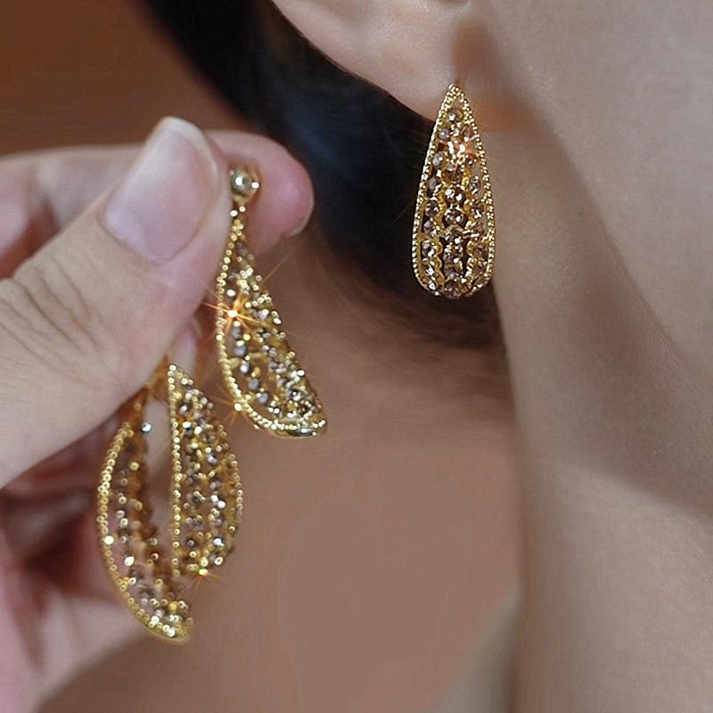 Water drop tassel double-layer stud earrings French light luxury temperament personalized earrings fashion high-end earrings women
Water drop tassel double-layer stud earrings French light luxury temperament personalized earrings fashion high-end earrings women