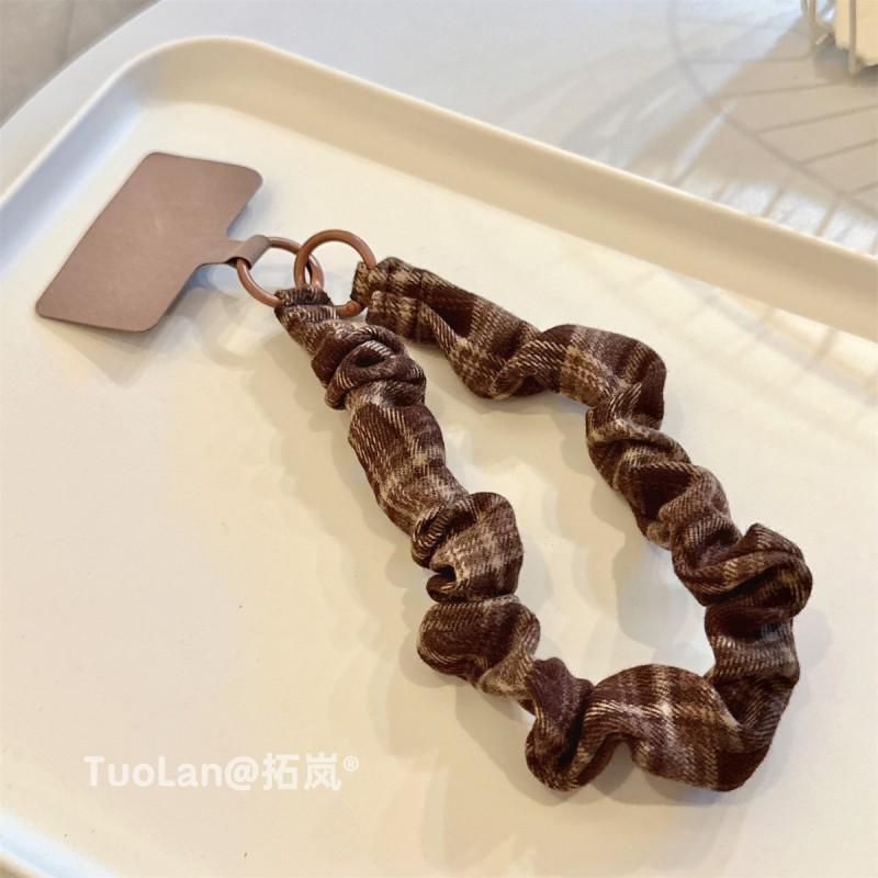 Original Autumn Winter Retro High-end Feeling Brushed Fabric Pleated Plaid Contrasting Color Splicing Phone Case Hanging Rope Short Hand Trendy
Original Autumn Winter Retro High-end Feeling Brushed Fabric Pleated Plaid Contrasting Color Splicing Phone Case Hanging Rope Short Hand Trendy