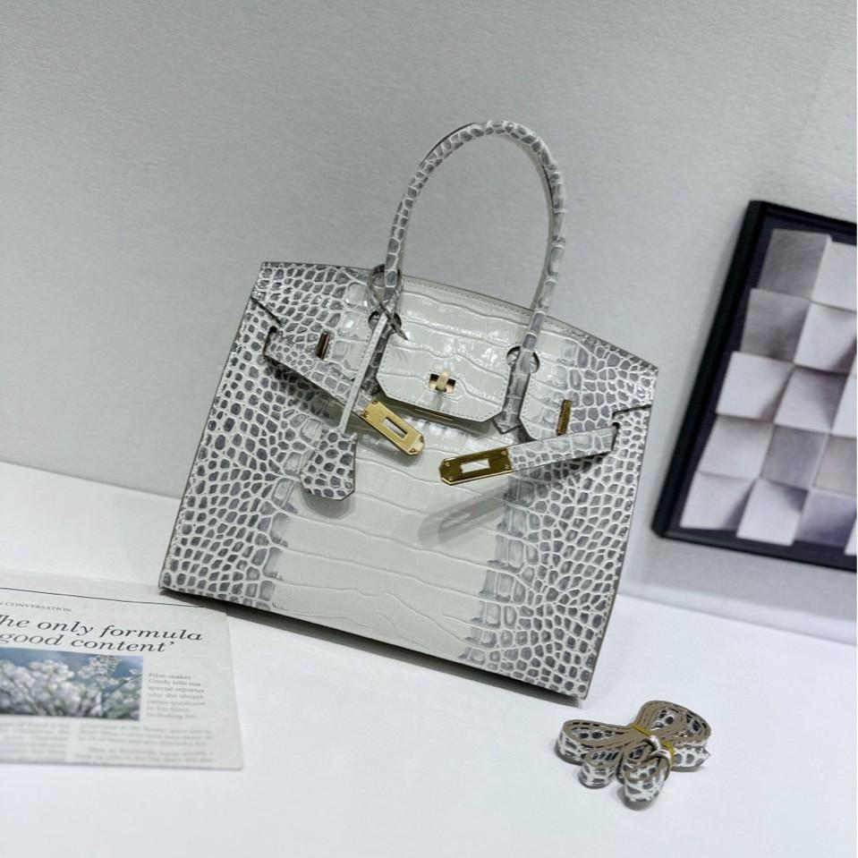 Cross-border exclusive platinum outer stitching crocodile pattern European and American two-layer cowhide one-shoulder cross-body handbag leather bag 30CM серый
Cross-border exclusive platinum outer stitching crocodile pattern European and American two-layer cowhide one-shoulder cross-body handbag leather bag 30CM серый