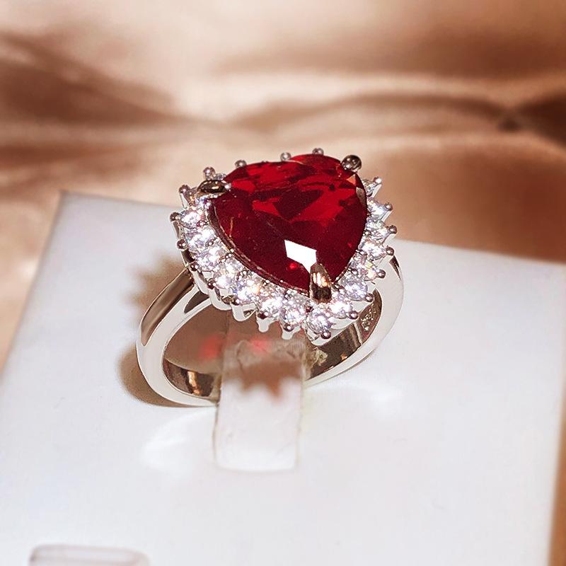 High-quality Red Shiny AAAA Zircon Heart Women s Ring Anniversary Gift Fashion Party Jewelry Bride Engagement Ring resizable
High-quality Red Shiny AAAA Zircon Heart Women s Ring Anniversary Gift Fashion Party Jewelry Bride Engagement Ring resizable