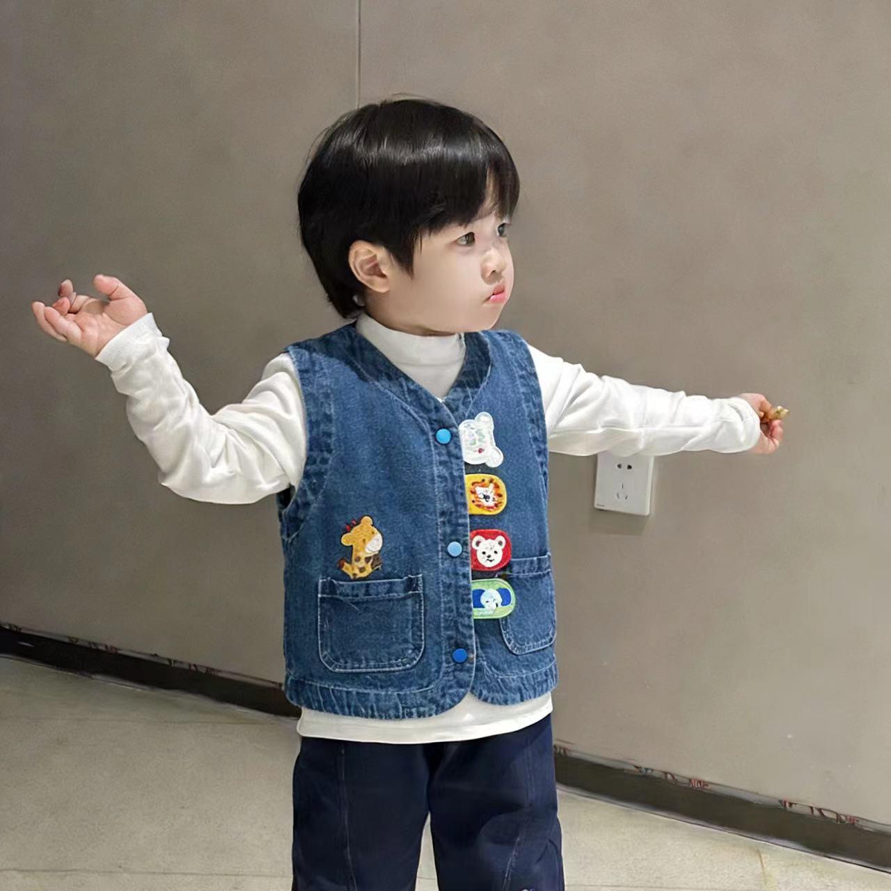 Spring 2026 Boys Embroidered Denim Vest for Toddlers & Children
Spring 2026 Boys Embroidered Denim Vest for Toddlers & Children