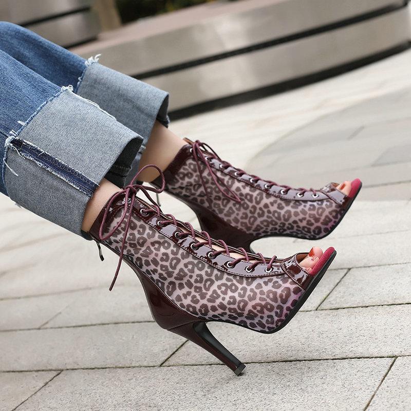 Foreign trade women s cool boots leopard print summer new hollow women s fine heels high heels front lace-up women s single shoes factory large size 35 чорний
Foreign trade women s cool boots leopard print summer new hollow women s fine heels high heels front lace-up women s single shoes factory large size 35 чорний