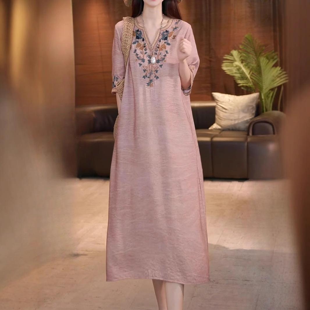 Embroidered V-neck dress women s 2025 summer new large size loose meat-covering temperament long skirt 2XL рожевий
Embroidered V-neck dress women s 2025 summer new large size loose meat-covering temperament long skirt 2XL рожевий