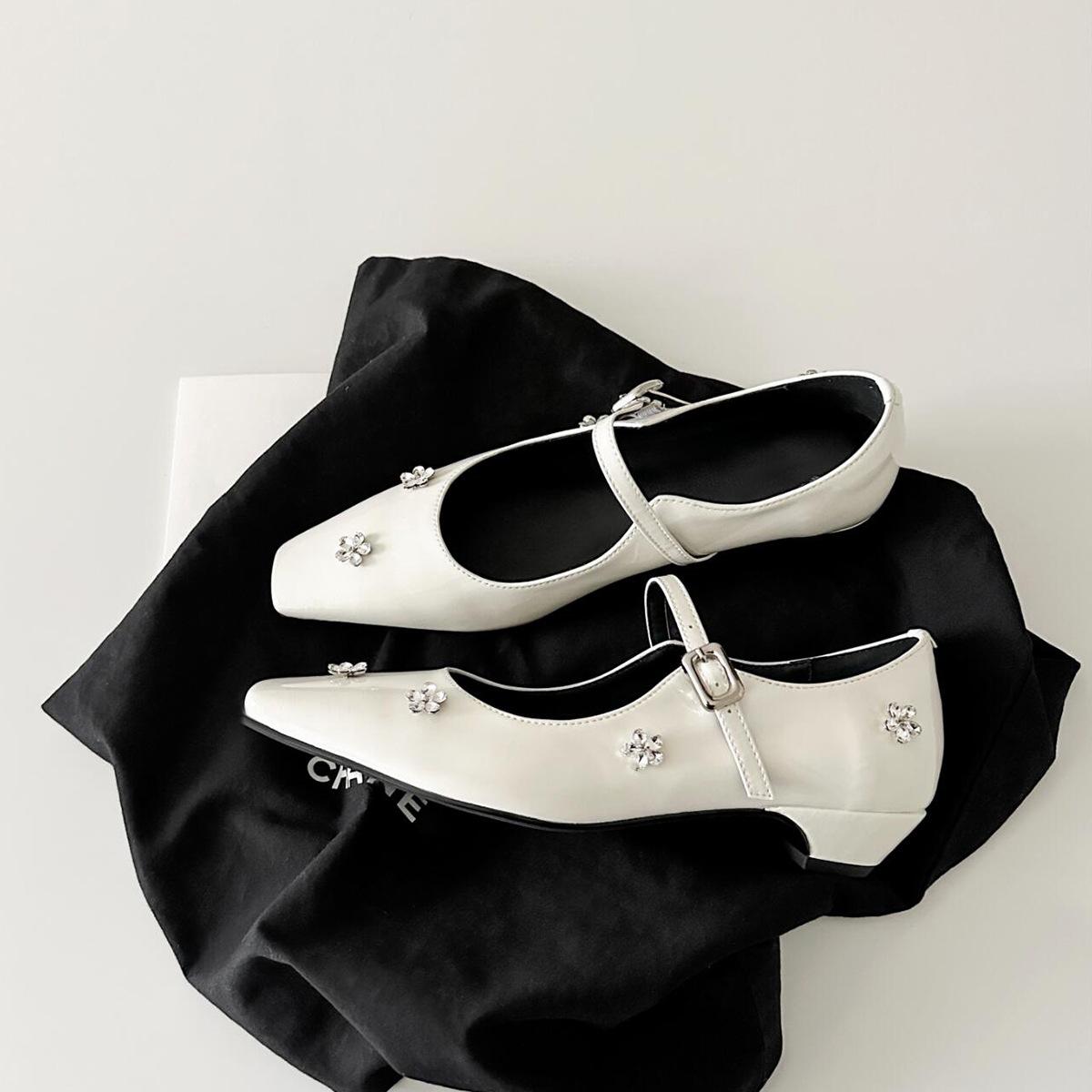 Sheepskin version~ French gentle white one-word buckle rhinestone low-heeled single shoes women s small square head patent leather light mouth 34
Sheepskin version~ French gentle white one-word buckle rhinestone low-heeled single shoes women s small square head patent leather light mouth 34