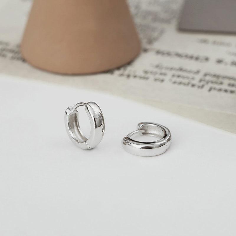 Glossy Ear Buckle Simple Design New Year s New Versatile Earrings for Men and Women Commuting Temperament
Glossy Ear Buckle Simple Design New Year s New Versatile Earrings for Men and Women Commuting Temperament