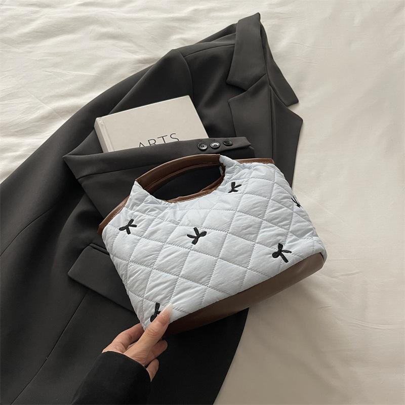 2025 осень новая вышитая сумка с бантом большая вместимость косметичка для хранения туалетная сумка сумка для отдыха женская сумка синий
2025 осень новая вышитая сумка с бантом большая вместимость косметичка для хранения туалетная сумка сумка для отдыха женская сумка синий