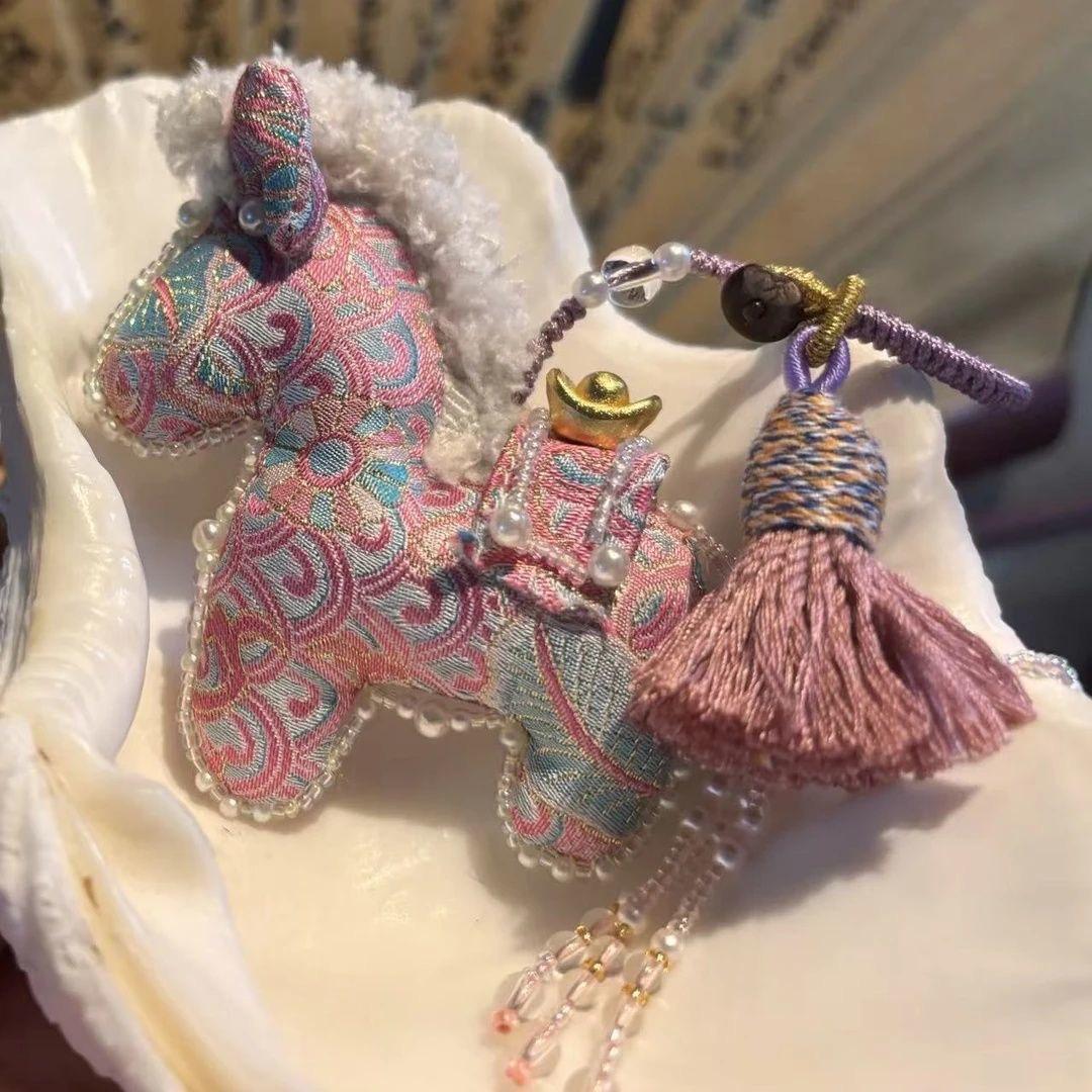 DIY Embroidery Kit: Song Brocade Horse Ornament - Gift for Girlfriend
DIY Embroidery Kit: Song Brocade Horse Ornament - Gift for Girlfriend