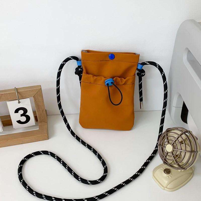 Minimalist Style Lightweight Drawstring Canvas Small Bag: Versatile Mini Single-Shoulder Crossbody Coin Purse for Mobile Phones 13x19x1cm помаранчевий
Minimalist Style Lightweight Drawstring Canvas Small Bag: Versatile Mini Single-Shoulder Crossbody Coin Purse for Mobile Phones 13x19x1cm помаранчевий