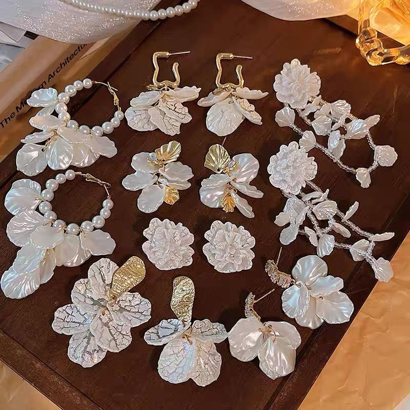 White exaggerated flower leaves flowing water earrings women s gentle temperament high-end earrings 2025 versatile earrings
White exaggerated flower leaves flowing water earrings women s gentle temperament high-end earrings 2025 versatile earrings