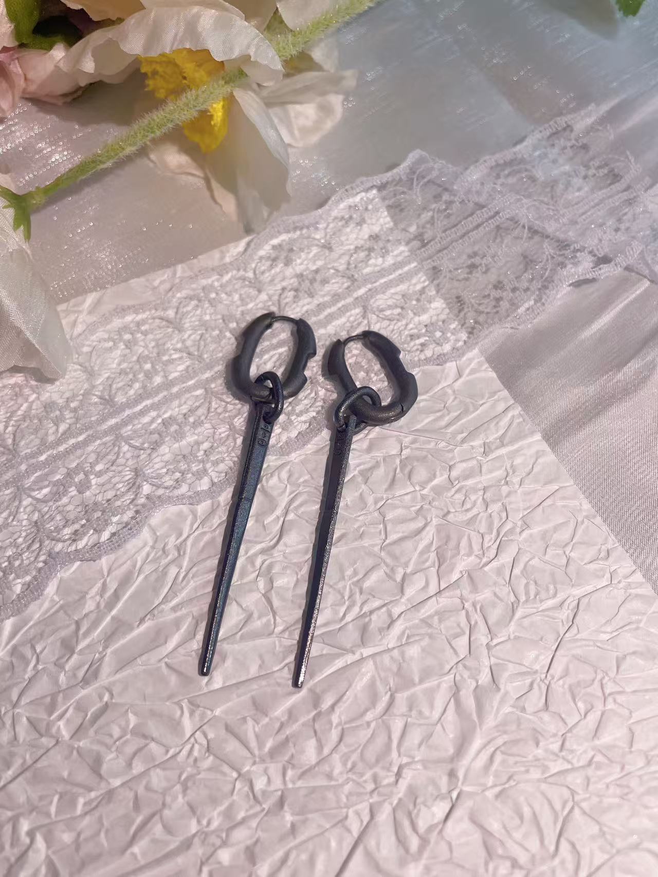 Retro and old black geometric earrings, niche cold wind long earrings, versatile earrings with temperament
Retro and old black geometric earrings, niche cold wind long earrings, versatile earrings with temperament