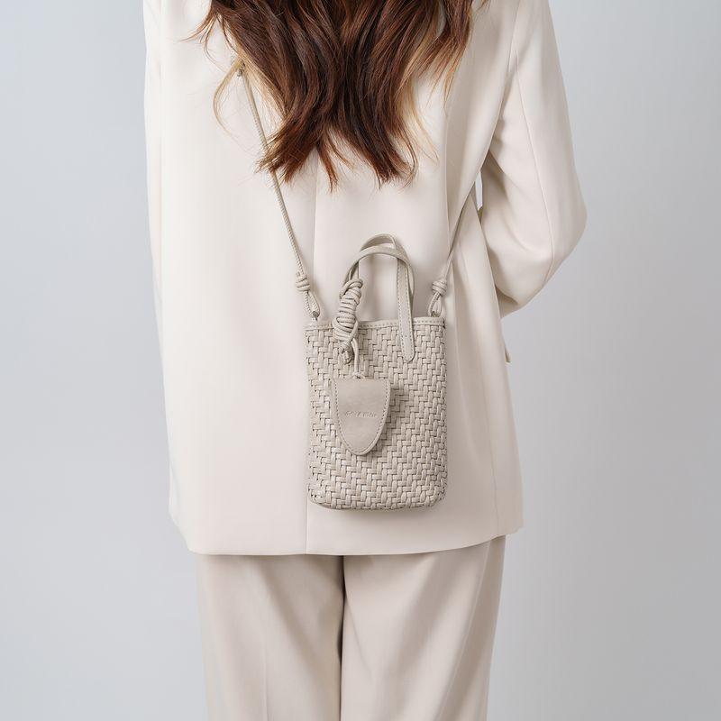 Mini Woven Fashion Portable Small Bag Women 2025 New Fashion Western Style Mobile Phone Messenger Bag All-Match Shoulder Bag Fashion Miyue beige
Mini Woven Fashion Portable Small Bag Women 2025 New Fashion Western Style Mobile Phone Messenger Bag All-Match Shoulder Bag Fashion Miyue beige