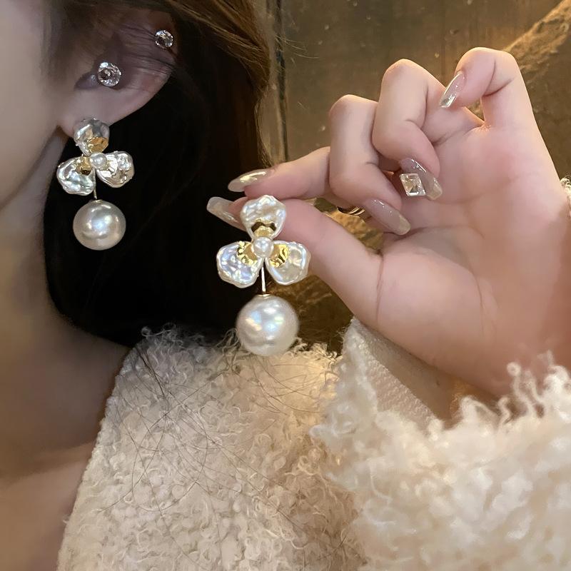 Petal pearl stud earrings French retro baroque earrings light luxury high temperament earrings
Petal pearl stud earrings French retro baroque earrings light luxury high temperament earrings