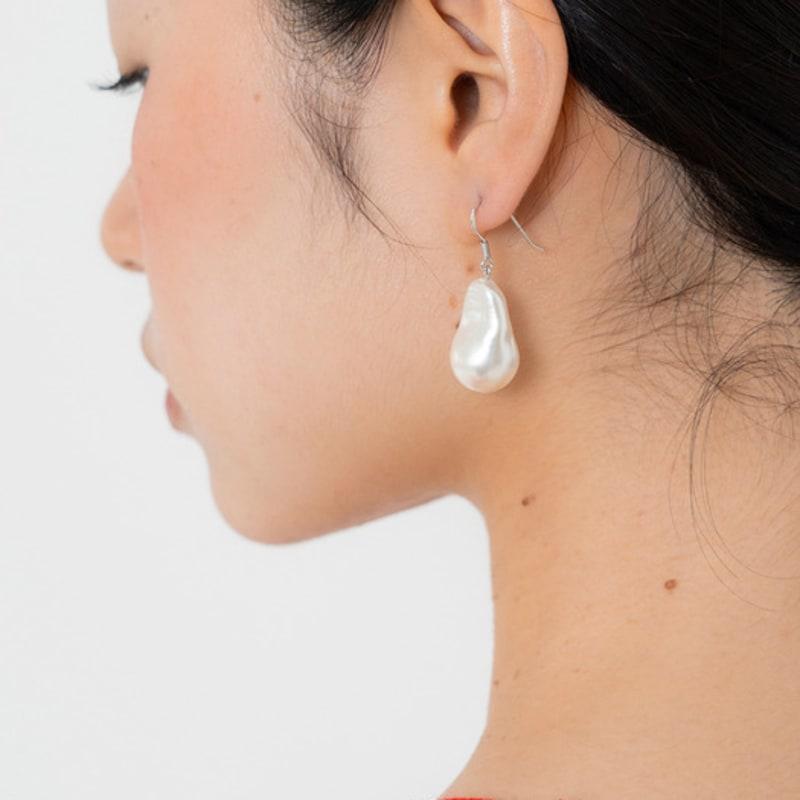 geegee baroque pearl drop earring white
geegee baroque pearl drop earring white