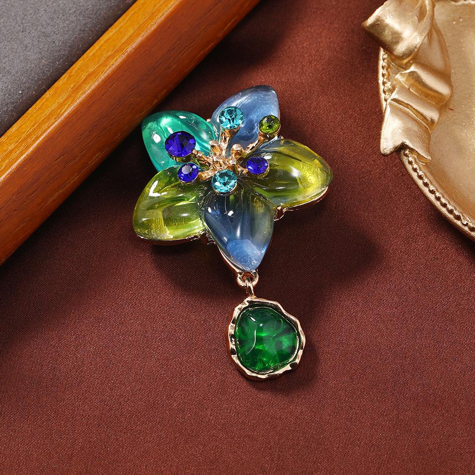 New Creative Women Five Star Pendatn Jelly Crystal Brooches Pins Delicate Design Exquisite Lady Clothing Office Suit Badges Pin
New Creative Women Five Star Pendatn Jelly Crystal Brooches Pins Delicate Design Exquisite Lady Clothing Office Suit Badges Pin
