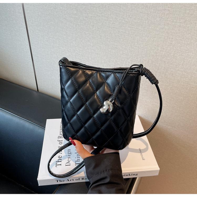Underarm bag women s versatile texture rhombus fashion bag fashion rhombus shoulder bag чорний
Underarm bag women s versatile texture rhombus fashion bag fashion rhombus shoulder bag чорний