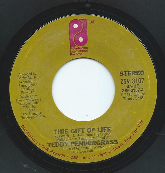 7inch Record TEDDY PENDERGRASS Cant We Try This Gift Of Life ZS93107 Philadelphia In 1980 US SoulFunk Used
7inch Record TEDDY PENDERGRASS Cant We Try This Gift Of Life ZS93107 Philadelphia In 1980 US SoulFunk Used