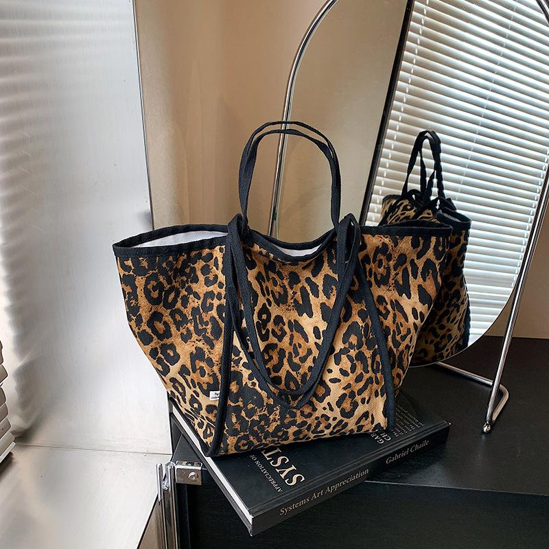 Korean version of large bag women s large-capacity armpit bag 2025 new leopard print tote bag fashion casual shoulder commuter bag коричневый
Korean version of large bag women s large-capacity armpit bag 2025 new leopard print tote bag fashion casual shoulder commuter bag коричневый