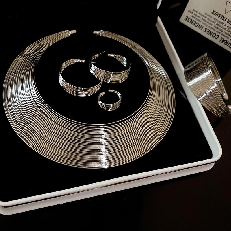 Европейский и американский стиль Геометрический многослойный металлический набор ожерелий - Холодный, нишевый и шикарный дизайн для женщин.
Европейский и американский стиль Геометрический многослойный металлический набор ожерелий - Холодный, нишевый и шикарный дизайн для женщин.