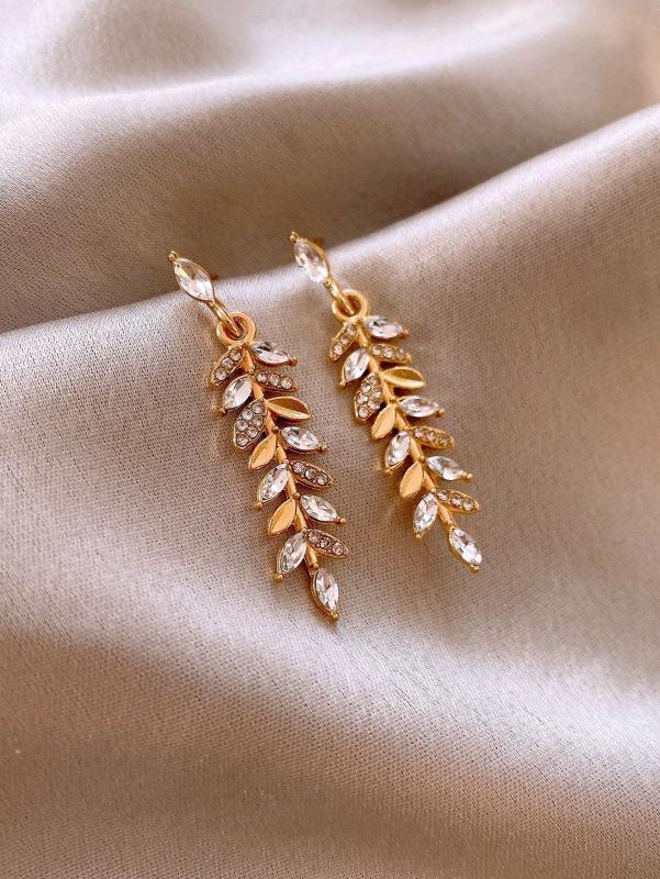 Diamond-Set Enamel Flower Pearl Stud Earrings: Silver Needle, Light Luxury, Versatile, High-End Style for Women
Diamond-Set Enamel Flower Pearl Stud Earrings: Silver Needle, Light Luxury, Versatile, High-End Style for Women