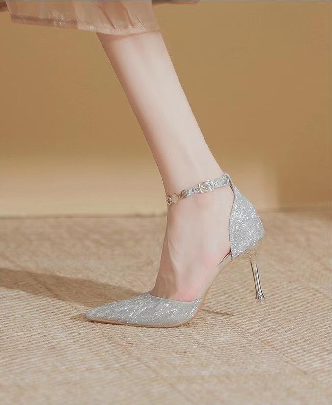 2025 new French high heels design sense niche fairy style fine heel temperament Muse fan champagne wedding shoes 34 серебряный
2025 new French high heels design sense niche fairy style fine heel temperament Muse fan champagne wedding shoes 34 серебряный