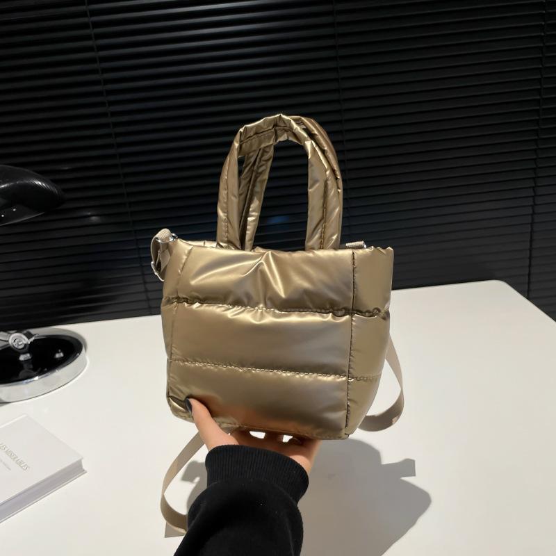 Personalized winter casual fashion women s bags, simple niche design, portable messenger trendy bucket bag
Personalized winter casual fashion women s bags, simple niche design, portable messenger trendy bucket bag