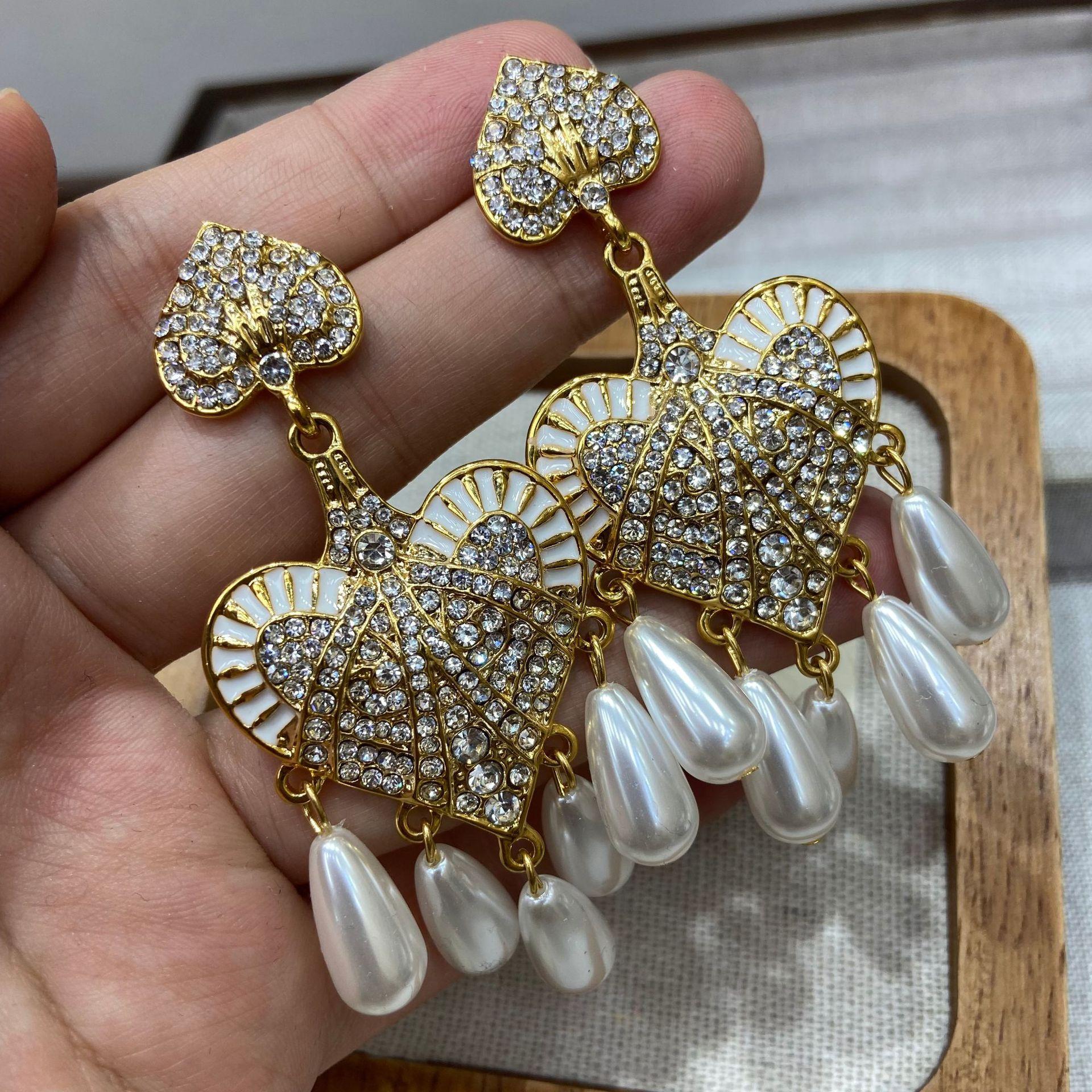 Indian Style Exaggerated Full Of Diamonds Love Pearl Tassel Niche High Sense Medium Ancient Enamel Shoulder Earrings
Indian Style Exaggerated Full Of Diamonds Love Pearl Tassel Niche High Sense Medium Ancient Enamel Shoulder Earrings