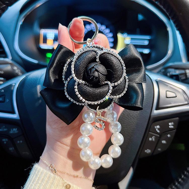 Элегантный брелок «Камелия» с жемчужной цепочкой и краем из стразов – Идеальный аксессуар для ключей от машины и подвеска для сумки чёрный
Элегантный брелок «Камелия» с жемчужной цепочкой и краем из стразов – Идеальный аксессуар для ключей от машины и подвеска для сумки чёрный