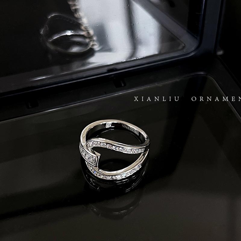 Тренд Хай-Энд 2025: Женское стильное кольцо на палец с цирконом в виде пятачка
Тренд Хай-Энд 2025: Женское стильное кольцо на палец с цирконом в виде пятачка