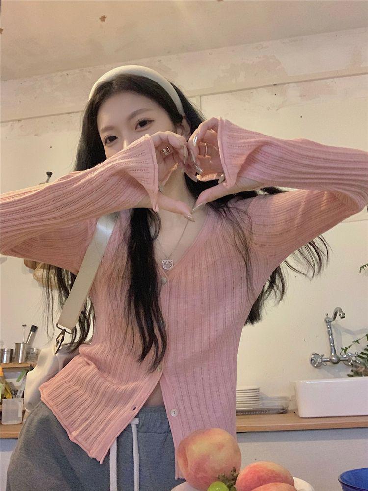 Розовый трикотажный кардиган с V-образным вырезом и рукавами-колоколами - Большой размер, корейский стиль, женская весенняя верхняя одежда One Size (suggested for up to 125 jin)
Розовый трикотажный кардиган с V-образным вырезом и рукавами-колоколами - Большой размер, корейский стиль, женская весенняя верхняя одежда One Size (suggested for up to 125 jin)