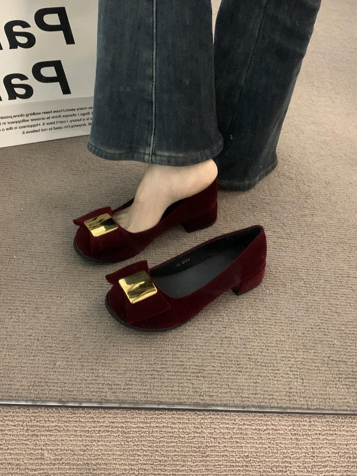 Красные толстые каблуки маленькие ароматные одинарные туфли женские туфли весна и осень 2024 летние замшевые темпераментные бантовые вечерние туфли 40
Красные толстые каблуки маленькие ароматные одинарные туфли женские туфли весна и осень 2024 летние замшевые темпераментные бантовые вечерние туфли 40