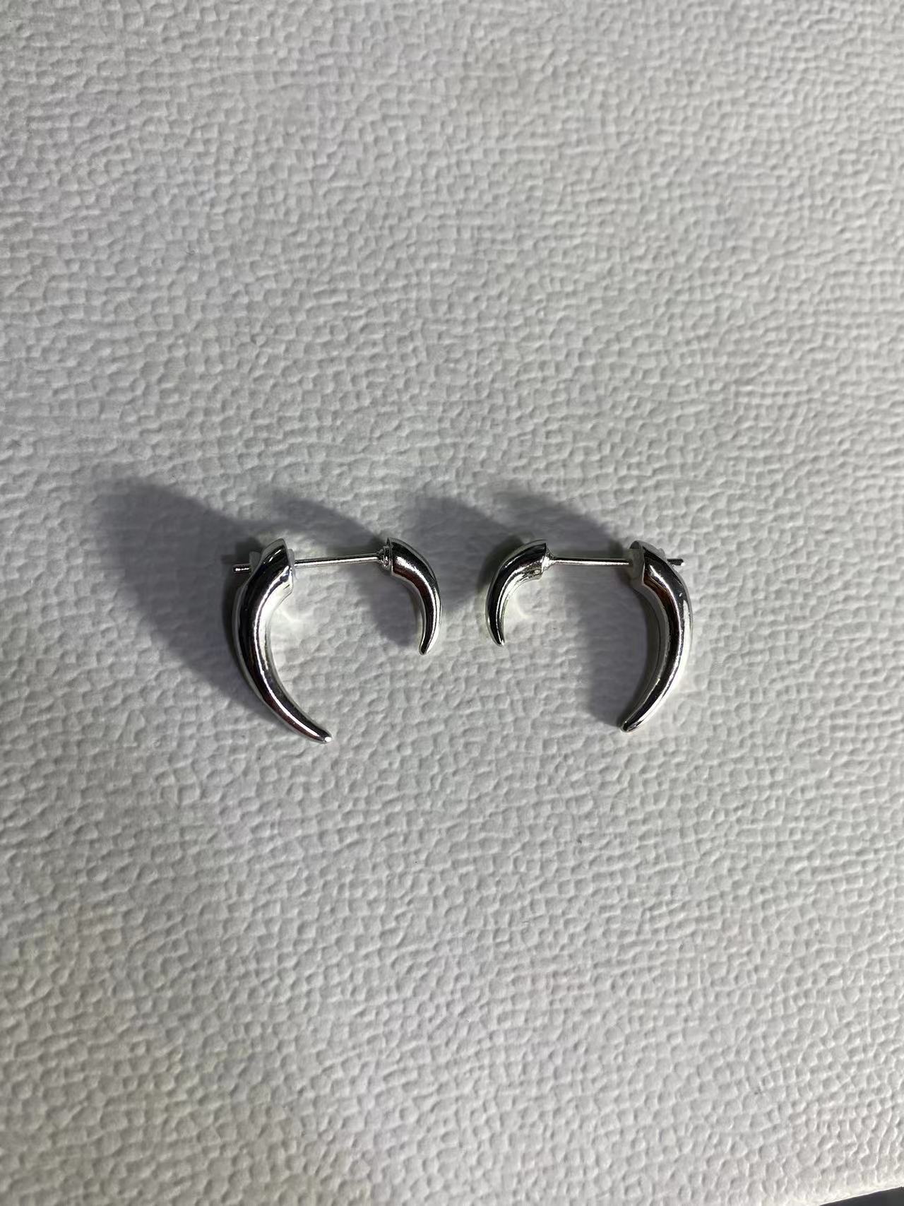 Sweet and cool niche double-sided wolf tooth stud earrings, European and American cold wind personalized crescent earrings, horns, new cool earrings
Sweet and cool niche double-sided wolf tooth stud earrings, European and American cold wind personalized crescent earrings, horns, new cool earrings