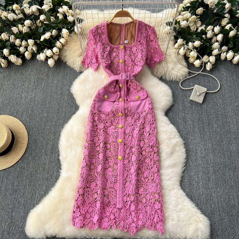 Классическое платье с кружевом, с коротким рукавом и тонким силуэтом, с металлической пряжкой
Классическое платье с кружевом, с коротким рукавом и тонким силуэтом, с металлической пряжкой