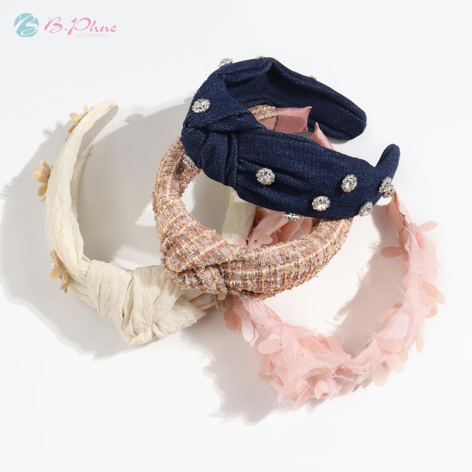 Ретро джинсовая повязка на голову с узлом и стразами
Ретро джинсовая повязка на голову с узлом и стразами