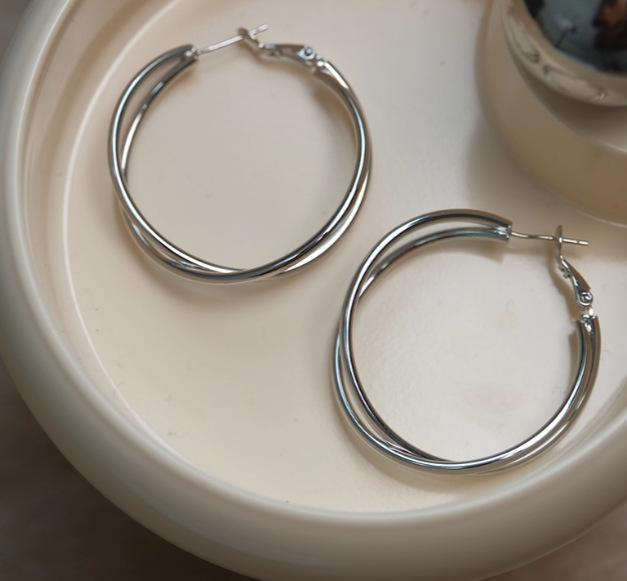 Серебряные двухслойные перекрещенные серьги, без проколов, диск в виде спирали от комаров, клипсы, нишевый дизайн для женщин, сенсорные кольца-серьги.
Серебряные двухслойные перекрещенные серьги, без проколов, диск в виде спирали от комаров, клипсы, нишевый дизайн для женщин, сенсорные кольца-серьги.