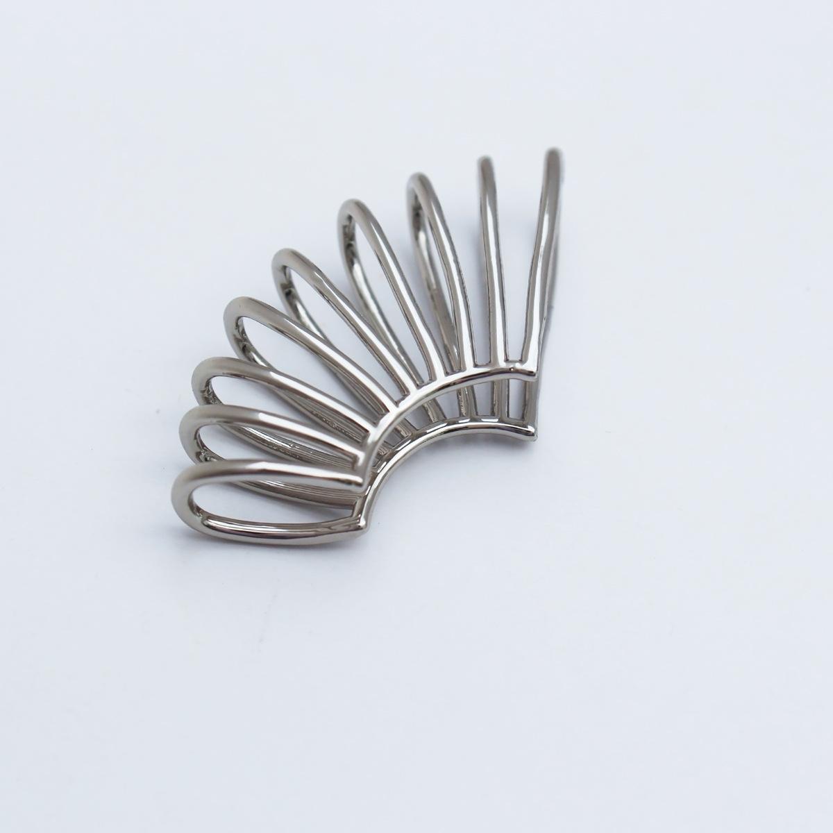 Нишевый трендовый крутой металлический ветровой полые спиральные серьги-клипсы для ушей женские модные индивидуальные весенние серьги-клипсы 57 белого золота
Нишевый трендовый крутой металлический ветровой полые спиральные серьги-клипсы для ушей женские модные индивидуальные весенние серьги-клипсы 57 белого золота